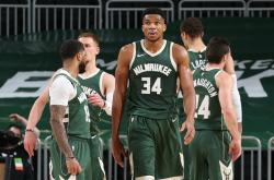 开云体育入口-雄鹿击败76人，东部决赛主导局面