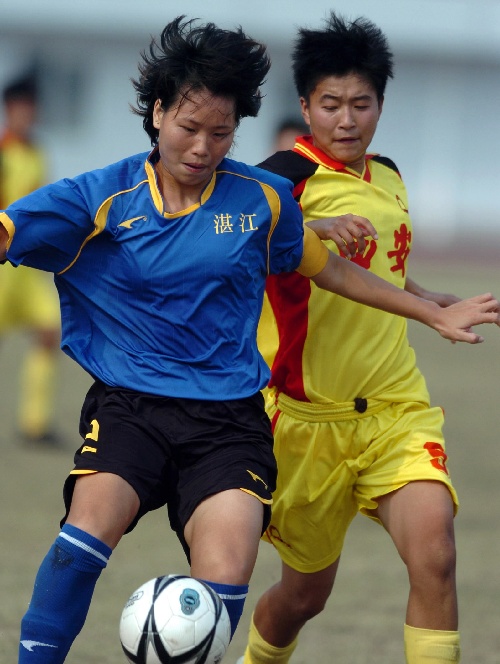 包含红遍网络：女子足球比赛现场实况报道的词条