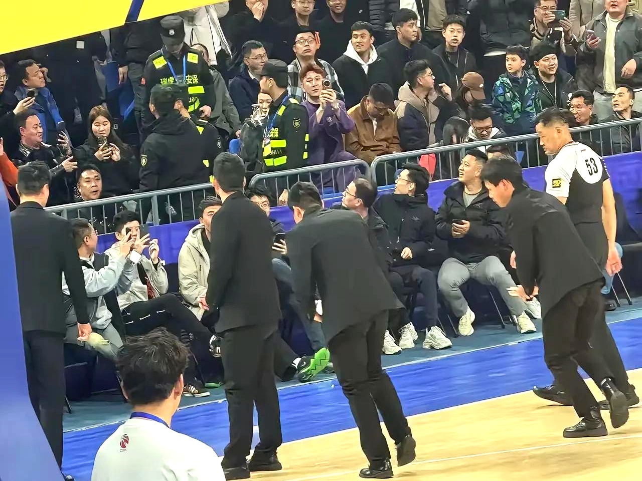 包含球队的奋勇拼搏，感染现场观众的词条