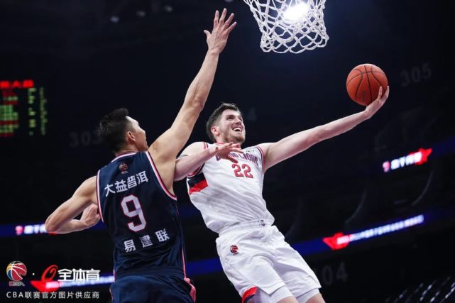 创造历史！球员们决战赛场，向胜利进发