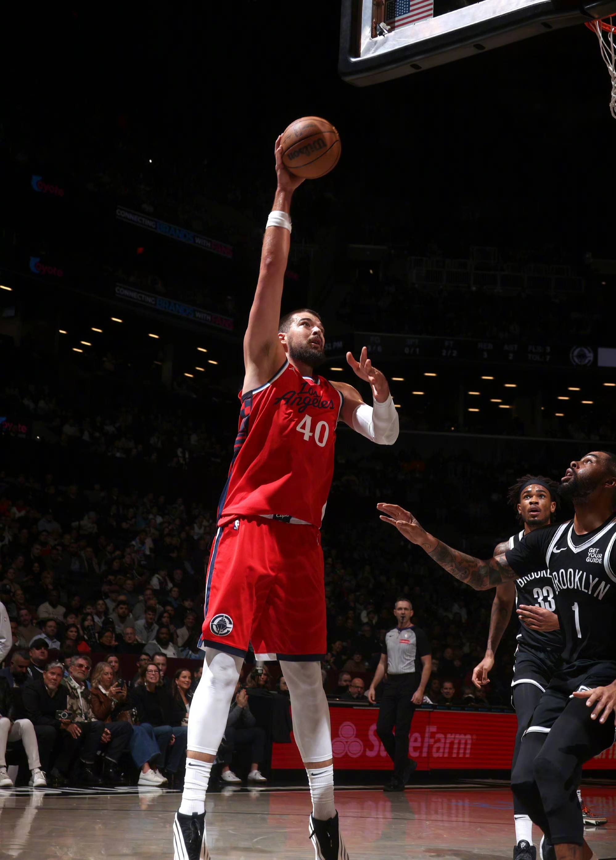 爵士大胜篮网，米切尔展示全面实力